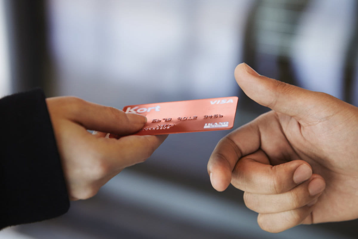 Ikano kredittkort leveres fra en hånd til en annen