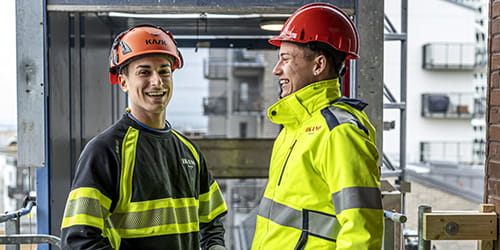 Anleggsarbeidere på byggeplass