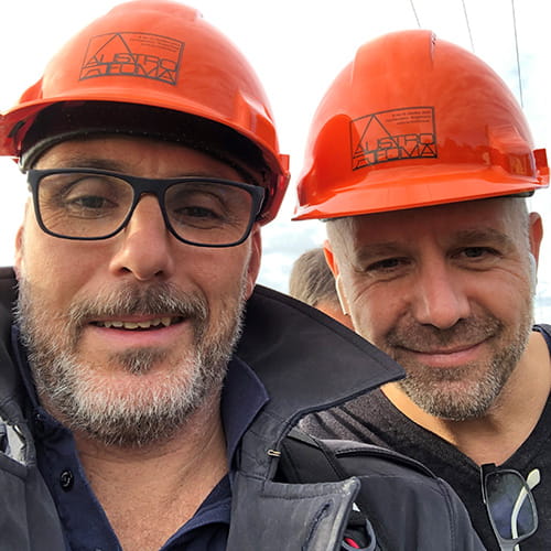 Leasingrådgivere Christian Kjelsberg og Jan Amundsen deltar på overlevering av hogstmaskin