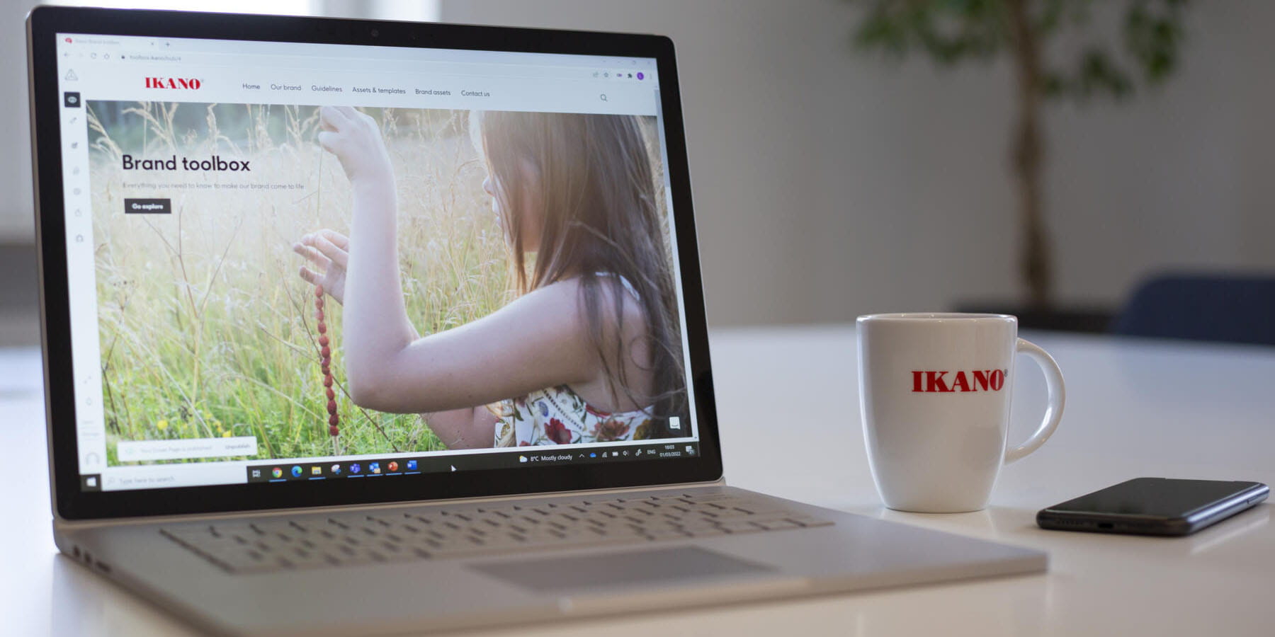 Laptop med Ikano kaffekopp