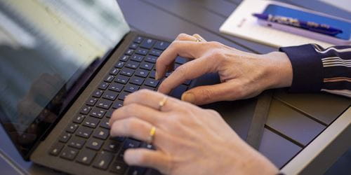 Laptop med dame hender