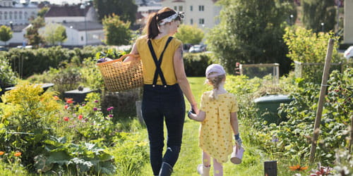 Mor og datter i sommerhagen