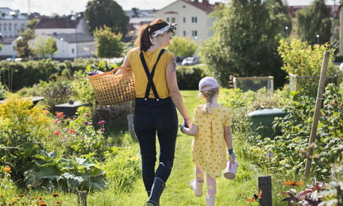 Mor og datter i hage