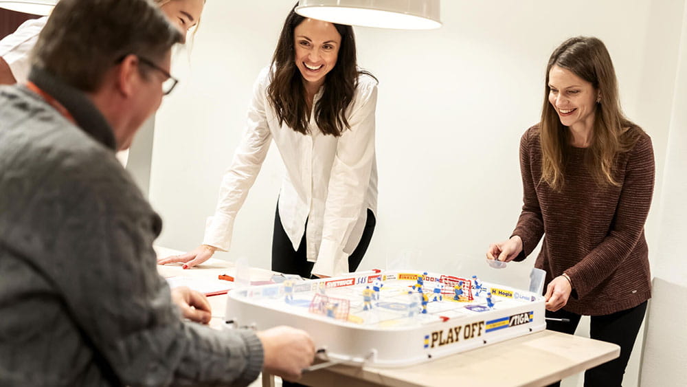 Medarbeidere tar en hyggelig pause og spiller spill