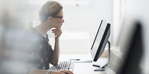 Kvinne beregner annuitetslån