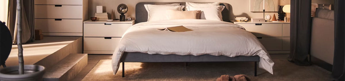 Soverom med myke og behagelige puter og tepper 