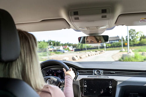 kvinne bak rattet
