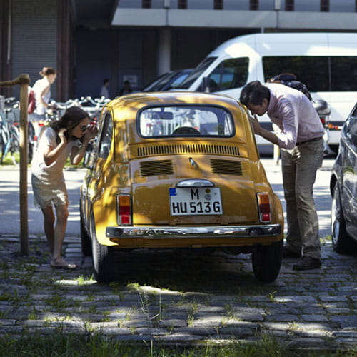 Far og datter ser på bil