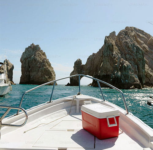 Båttur i pent vær med kjølebag på dekk