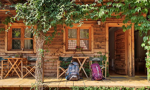 Hytte med trepanel og hyggelig inngangsparti