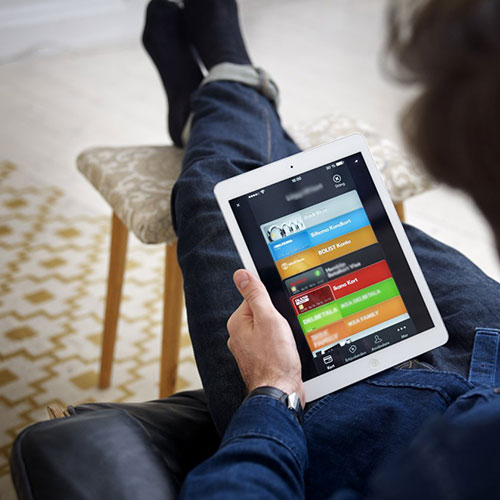 Mann sitter med iPad