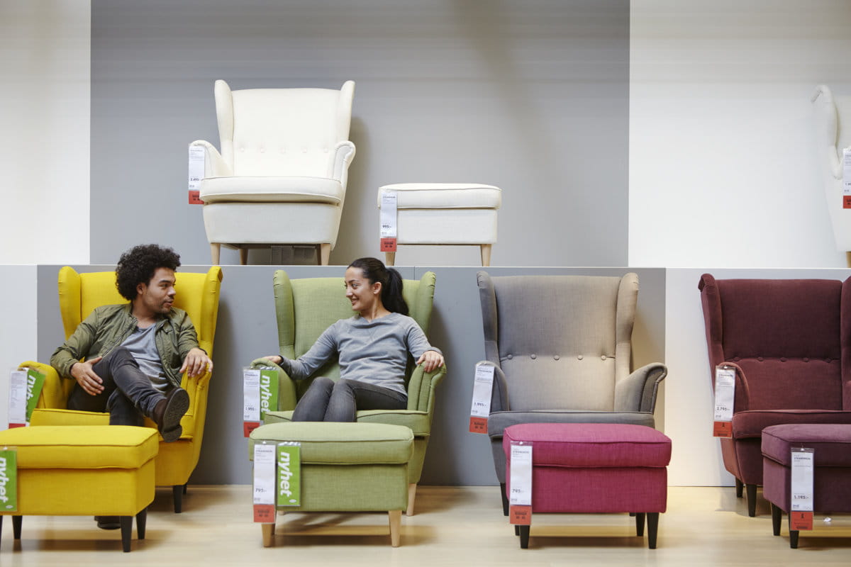 Ungt par på IKEA