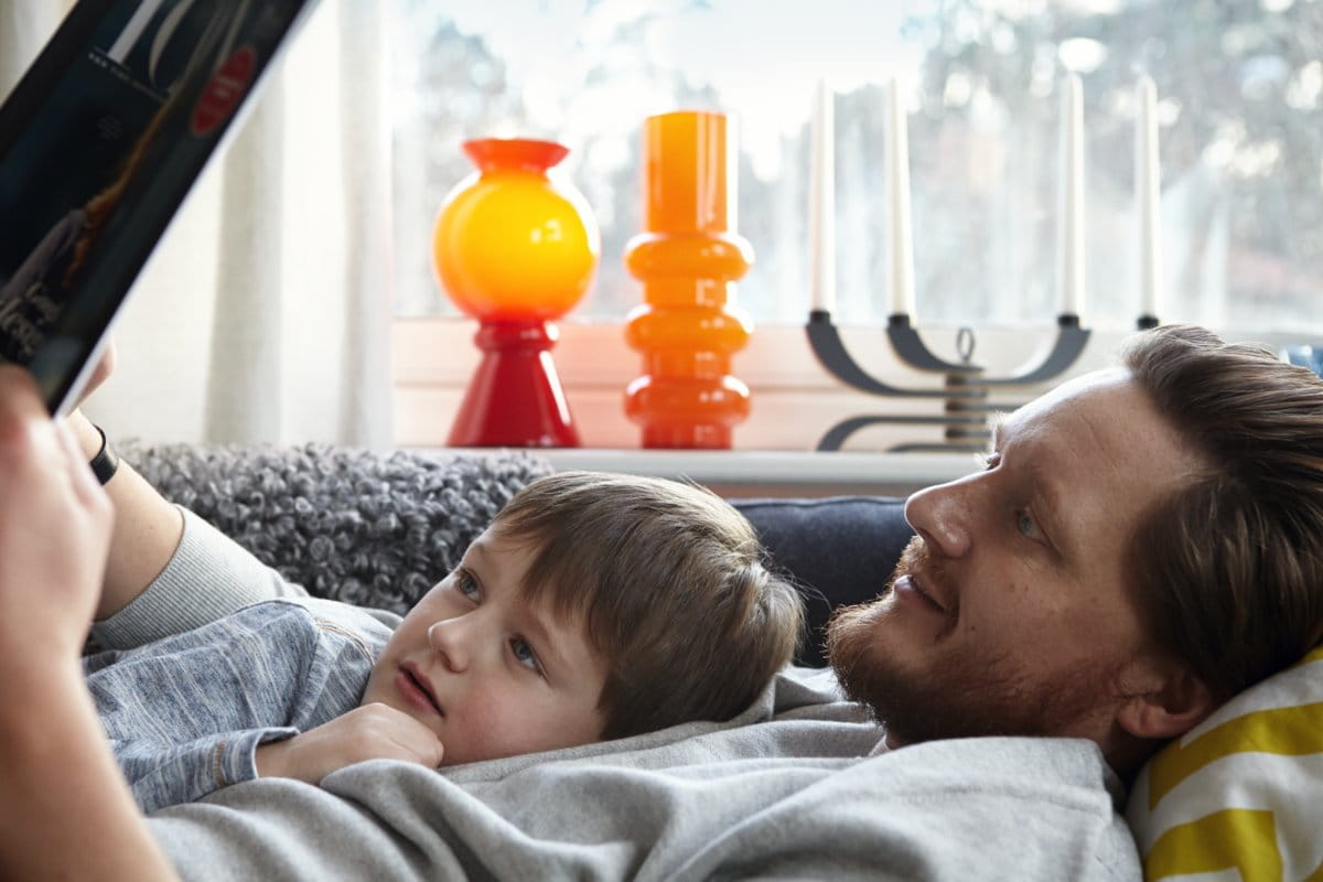 Far og sønn i sofa