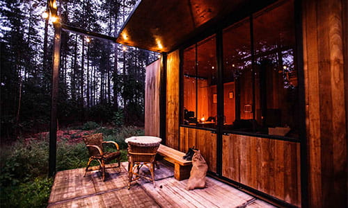 Hytte med terrasse i skumring