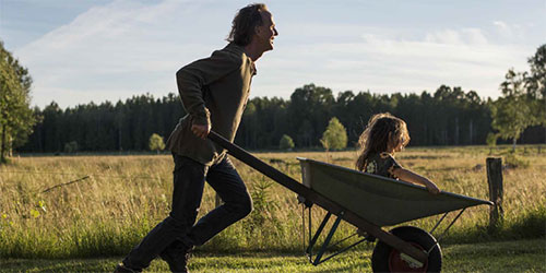 far skyver datter i trillebaar