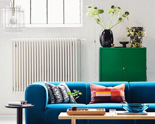 Stue med blå IKEA-sofa