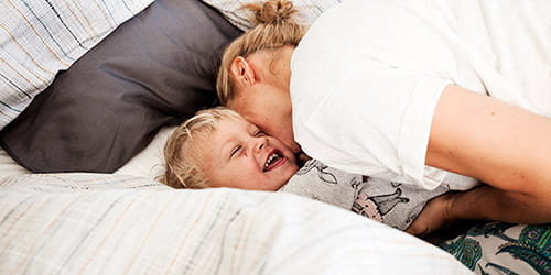 Mor og barn i en sofa